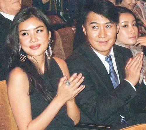 她28歲嫁42歲天王巨星！4年時間「花光丈夫7億家產」　離婚後「再嫁富二代」身材發福卻難掩幸福