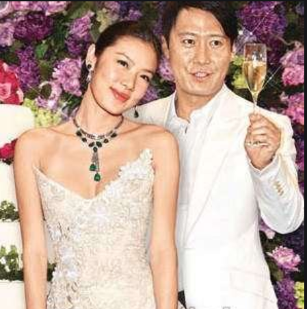 她28歲嫁42歲天王巨星！4年時間「花光丈夫7億家產」　離婚後「再嫁富二代」身材發福卻難掩幸福