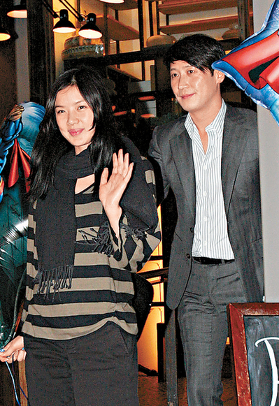 她28歲嫁42歲天王巨星！4年時間「花光丈夫7億家產」　離婚後「再嫁富二代」身材發福卻難掩幸福