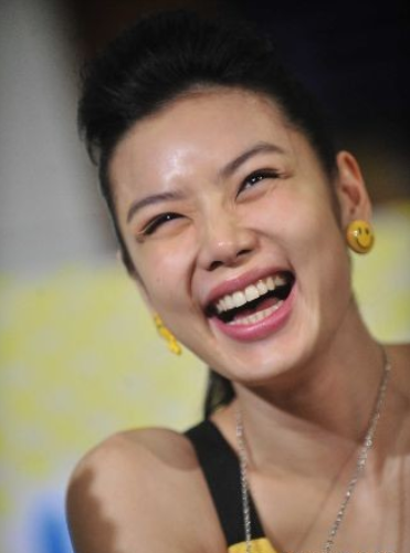 她28歲嫁42歲天王巨星！4年時間「花光丈夫7億家產」　離婚後「再嫁富二代」身材發福卻難掩幸福