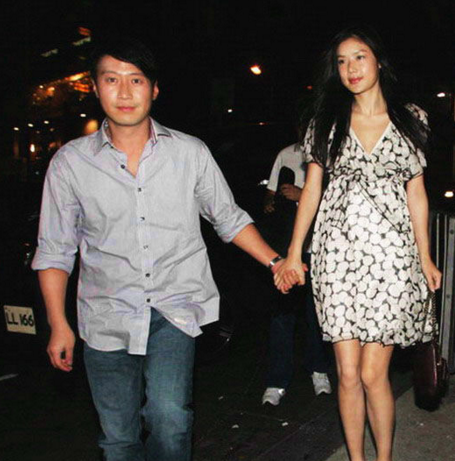 她28歲嫁42歲天王巨星！4年時間「花光丈夫7億家產」　離婚後「再嫁富二代」身材發福卻難掩幸福