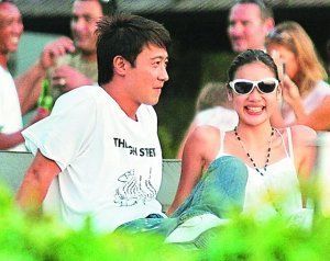 她28歲嫁42歲天王巨星！4年時間「花光丈夫7億家產」　離婚後「再嫁富二代」身材發福卻難掩幸福