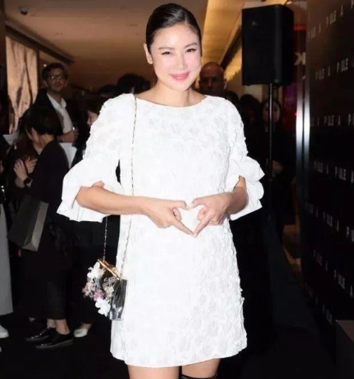 她28歲嫁42歲天王巨星！4年時間「花光丈夫7億家產」　離婚後「再嫁富二代」身材發福卻難掩幸福