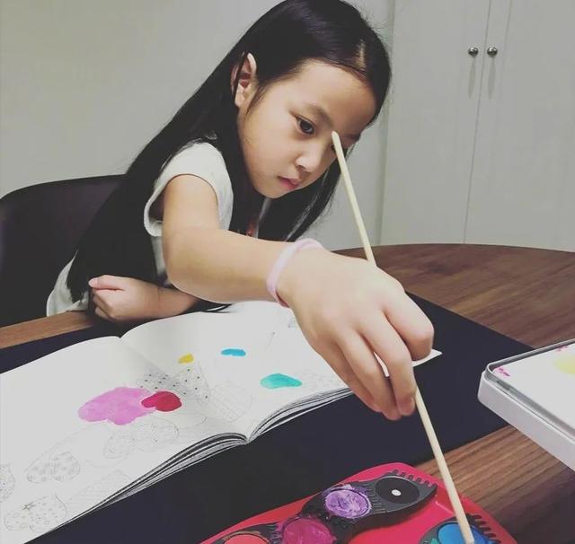 媽媽是趙薇！她10歲身價過億「從不穿名牌服飾」氣質感卻爆棚　超暖舉動「成同父異母哥哥」精神支柱