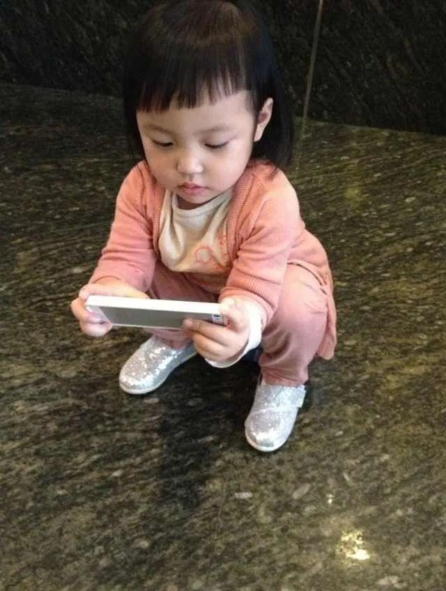 媽媽是趙薇！她10歲身價過億「從不穿名牌服飾」氣質感卻爆棚　超暖舉動「成同父異母哥哥」精神支柱