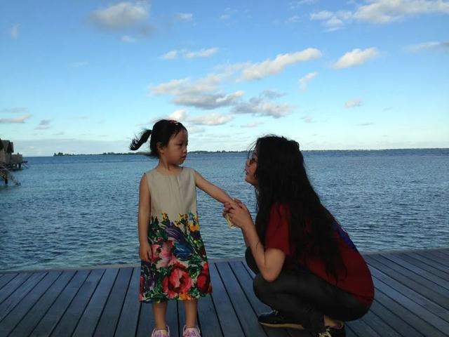 媽媽是趙薇！她10歲身價過億「從不穿名牌服飾」氣質感卻爆棚　超暖舉動「成同父異母哥哥」精神支柱