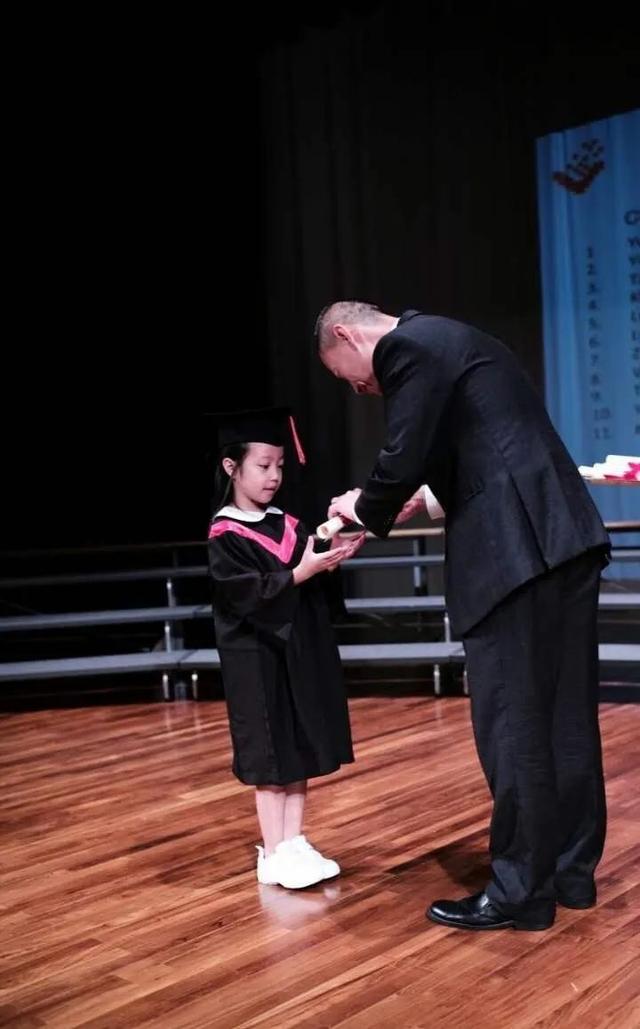 媽媽是趙薇！她10歲身價過億「從不穿名牌服飾」氣質感卻爆棚　超暖舉動「成同父異母哥哥」精神支柱
