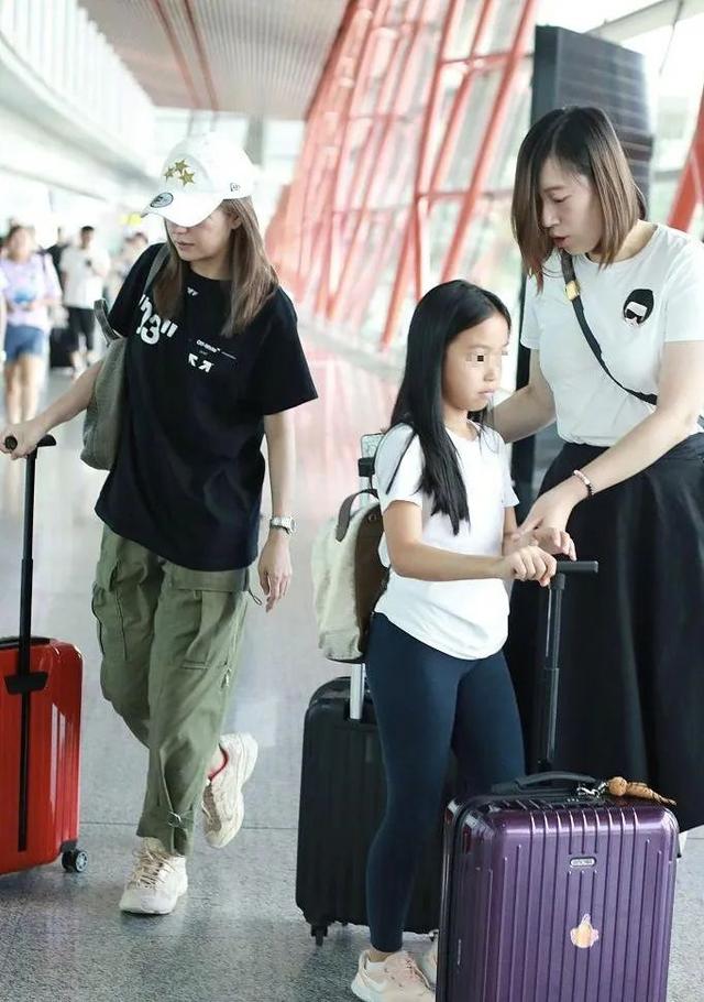媽媽是趙薇！她10歲身價過億「從不穿名牌服飾」氣質感卻爆棚　超暖舉動「成同父異母哥哥」精神支柱