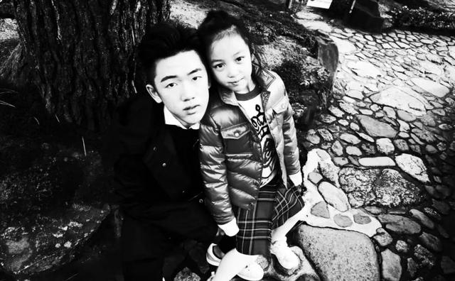 媽媽是趙薇！她10歲身價過億「從不穿名牌服飾」氣質感卻爆棚　超暖舉動「成同父異母哥哥」精神支柱