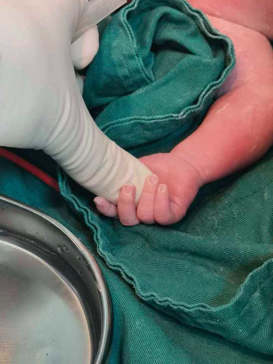 3胎又生女兒！人妻產房內喊「對不起婆婆」捶胸痛哭　老公「熱情臉秒變冰山」醫護哀嘆：寶寶無辜