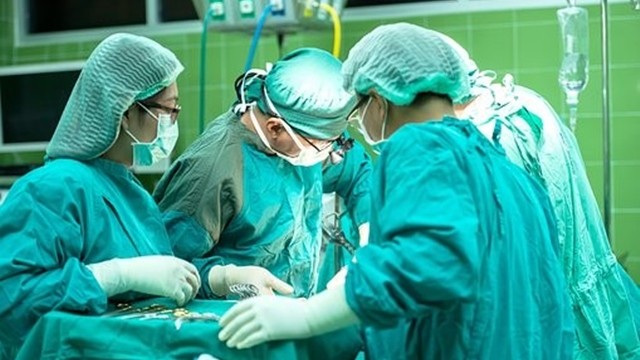 3胎又生女兒！人妻產房內喊「對不起婆婆」捶胸痛哭　老公「熱情臉秒變冰山」醫護哀嘆：寶寶無辜