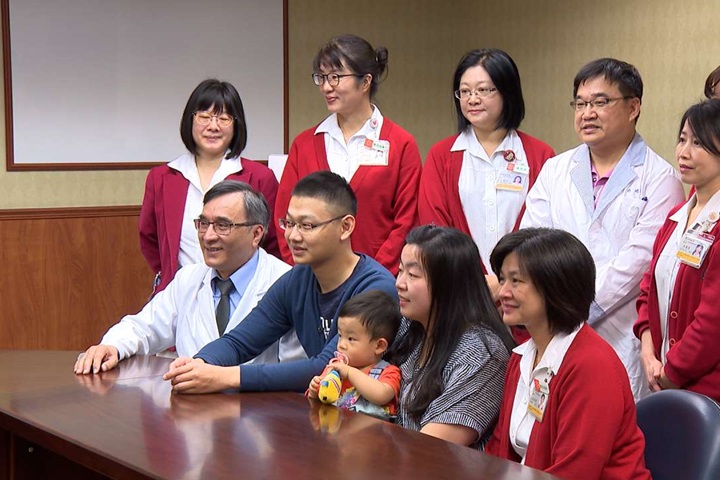 被陌生人救回一命！他與捐贈者父母「憑直覺相認」　感動認乾媽「代替已故親兒子盡孝」結局看哭網