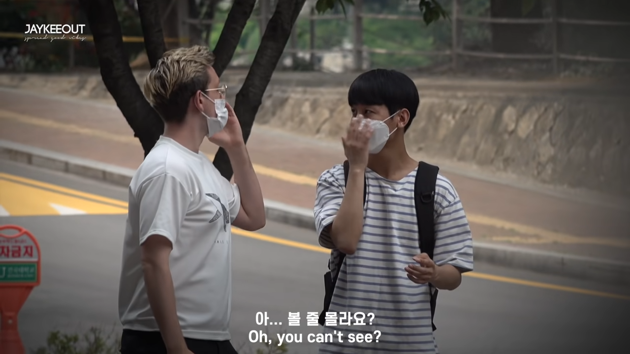 能幫幫我嗎？視障學生街頭「找不到廁所無助徘徊」　黑衣男突然回頭「接下來舉動」暖哭網友：超專業的