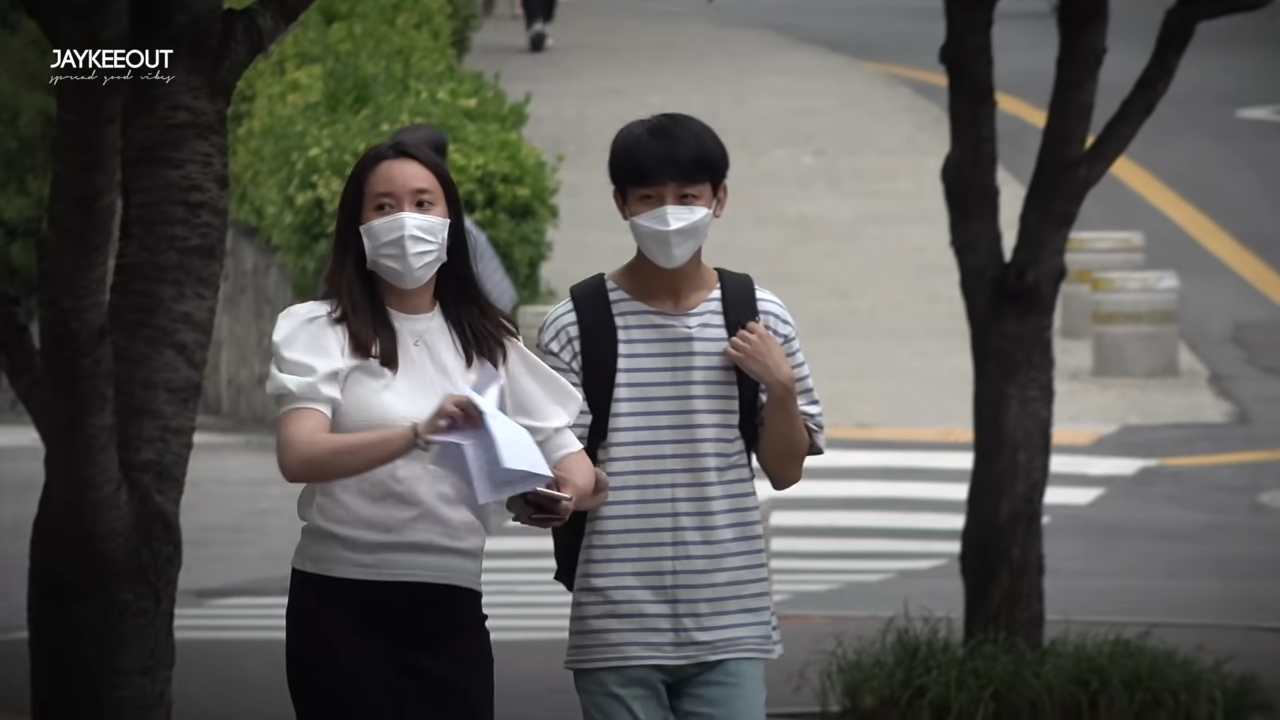 能幫幫我嗎？視障學生街頭「找不到廁所無助徘徊」　黑衣男突然回頭「接下來舉動」暖哭網友：超專業的