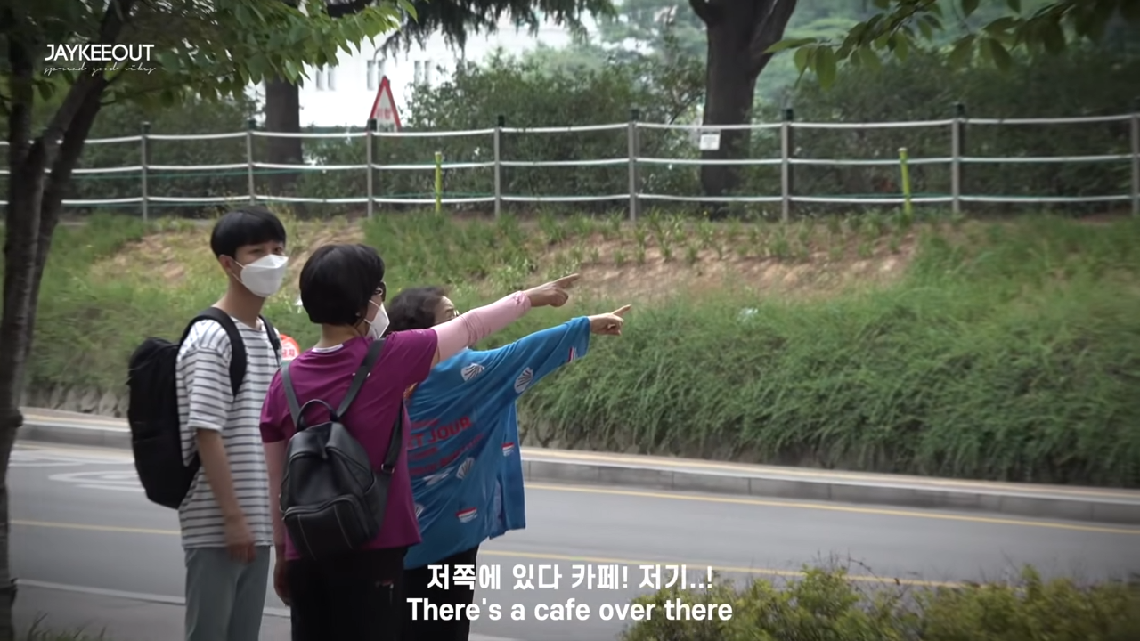 能幫幫我嗎？視障學生街頭「找不到廁所無助徘徊」　黑衣男突然回頭「接下來舉動」暖哭網友：超專業的