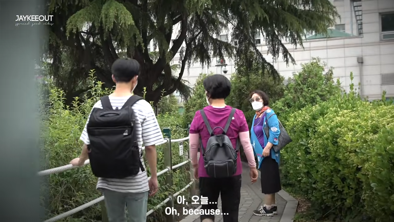 能幫幫我嗎？視障學生街頭「找不到廁所無助徘徊」　黑衣男突然回頭「接下來舉動」暖哭網友：超專業的