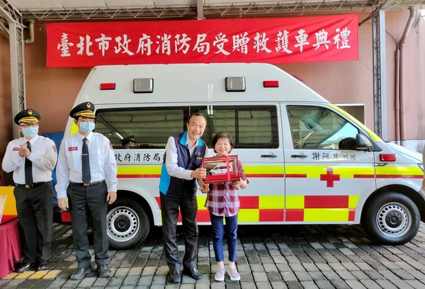 積小善成大德！7旬理髮嬤「2年無休剪上萬顆頭」捐350萬救護車　謝3子成全「背後原因好暖」：菩薩心腸