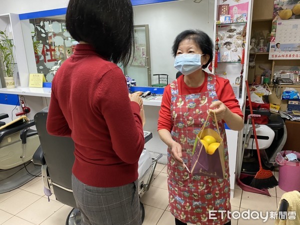 積小善成大德！7旬理髮嬤「2年無休剪上萬顆頭」捐350萬救護車　謝3子成全「背後原因好暖」：菩薩心腸