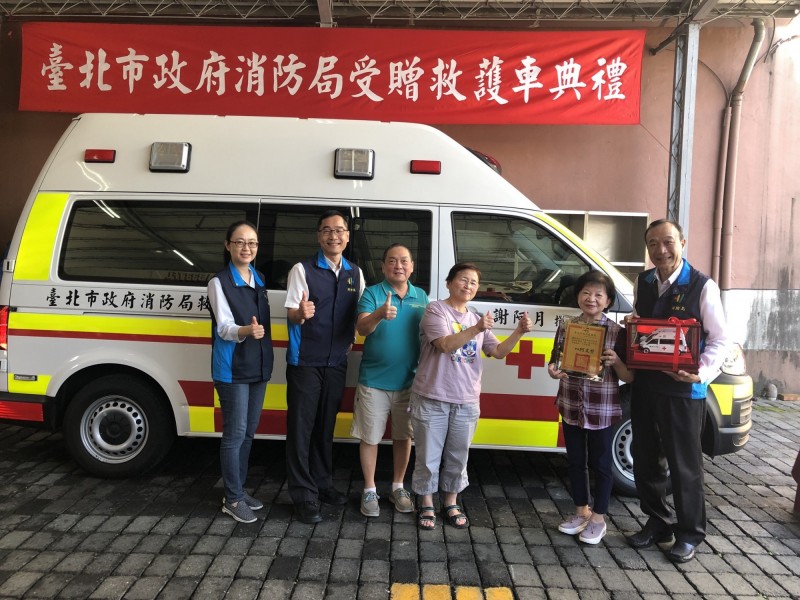 積小善成大德！7旬理髮嬤「2年無休剪上萬顆頭」捐350萬救護車　謝3子成全「背後原因好暖」：菩薩心腸