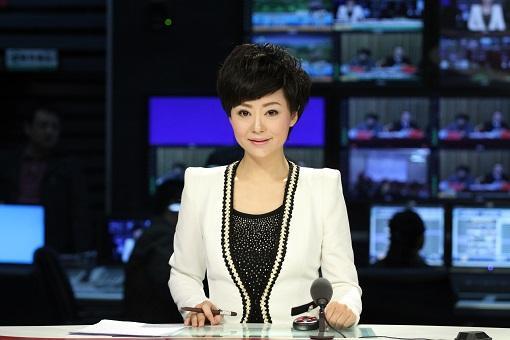 史無前例！主播鄭亦真「邊播報新聞邊吃漢堡」舉動超隨性　不避諱「大談婚戀狀態」一夜狂吸200萬粉絲