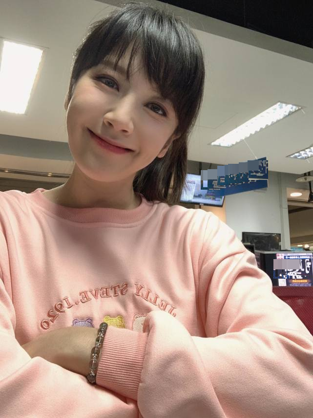 史無前例！主播鄭亦真「邊播報新聞邊吃漢堡」舉動超隨性　不避諱「大談婚戀狀態」一夜狂吸200萬粉絲