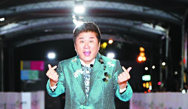 胡瓜悄悄「升任校長」！30年前遇「土石流沖倒學校」　親自跑政府「籌5000萬救孩子」暖舉曝光