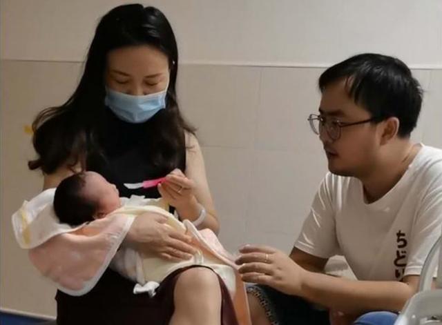 岳母長得太年輕！抱孩子姿勢都優雅「和女婿坐一塊更像夫妻」     　女兒卻面露難色：我壓力有點大