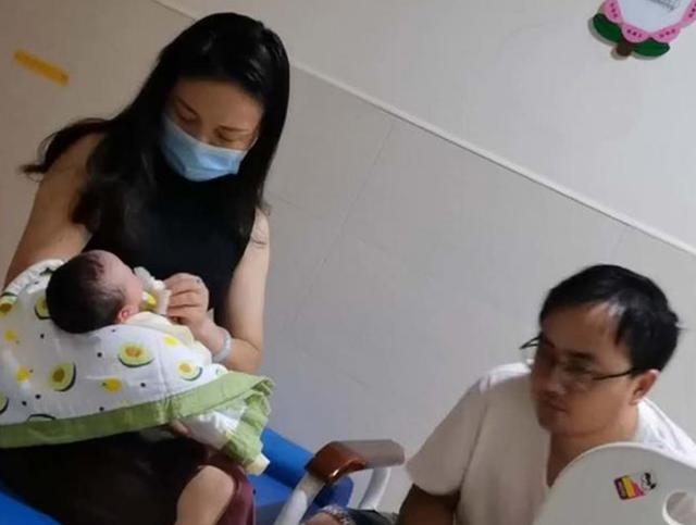 岳母長得太年輕！抱孩子姿勢都優雅「和女婿坐一塊更像夫妻」     　女兒卻面露難色：我壓力有點大