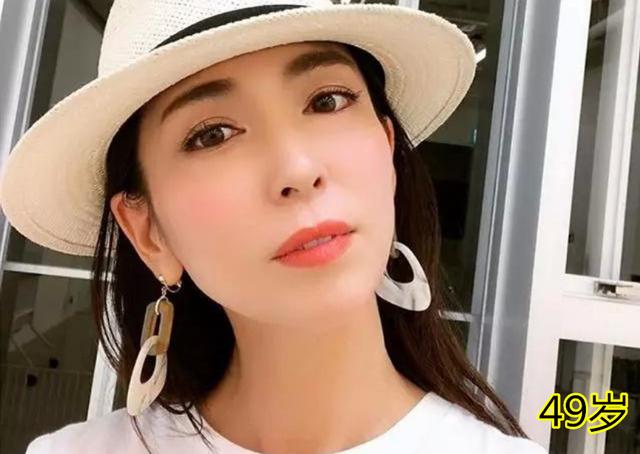 岳母長得太年輕！抱孩子姿勢都優雅「和女婿坐一塊更像夫妻」     　女兒卻面露難色：我壓力有點大