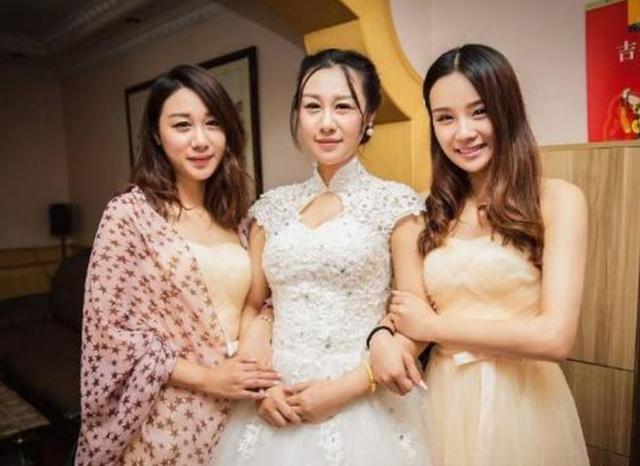 岳母長得太年輕！抱孩子姿勢都優雅「和女婿坐一塊更像夫妻」     　女兒卻面露難色：我壓力有點大