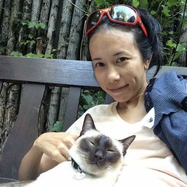 50歲莫文蔚超大膽！僅穿泳褲「全開放上半身跳海」勇氣驚人　牛奶肌光滑美背「比3000萬長腿」還吸睛 