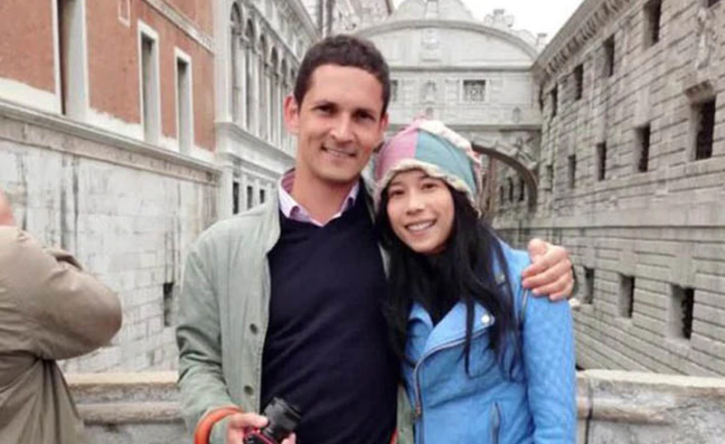 50歲莫文蔚超大膽！僅穿泳褲「全開放上半身跳海」勇氣驚人　牛奶肌光滑美背「比3000萬長腿」還吸睛 