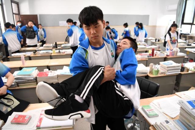最美友情！男童7歲患漸凍「同學接力陪伴」奇蹟活過10年　今圓夢讀大學「告白好友真心話曝光」感動萬人