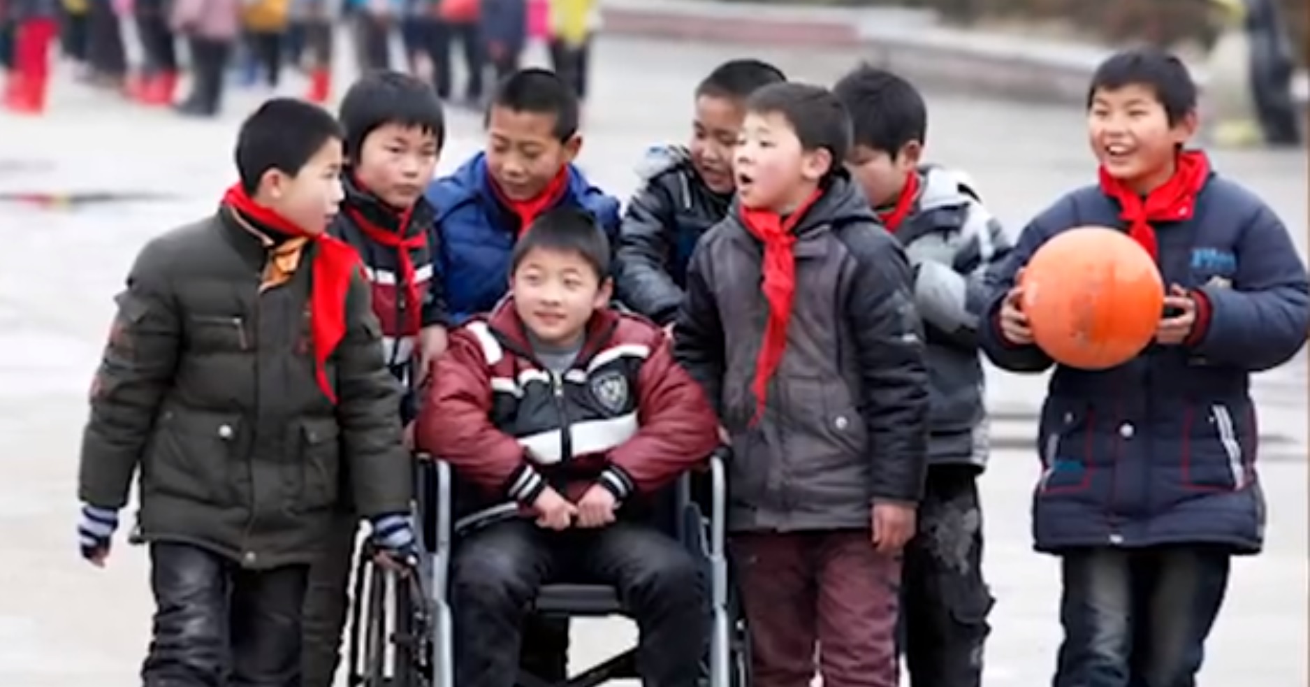 最美友情！男童7歲患漸凍「同學接力陪伴」奇蹟活過10年　今圓夢讀大學「告白好友真心話曝光」感動萬人
