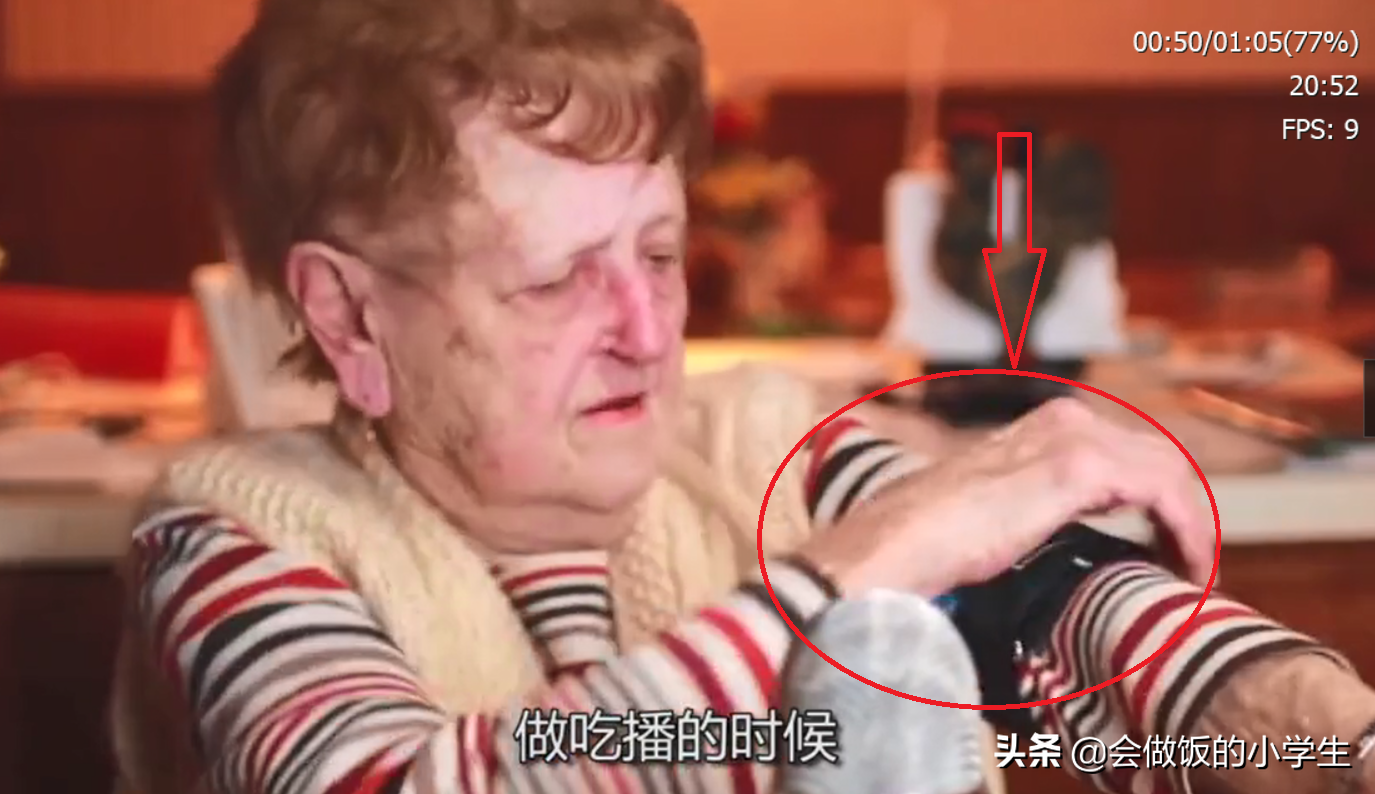 吃播超瘋狂！70歲阿嬤鏡頭前狂吃「10公斤生蠔」　放嘴邊時驚覺「不對勁」網友忙制止：別再吃了