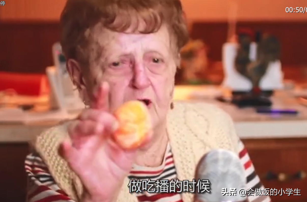 吃播超瘋狂！70歲阿嬤鏡頭前狂吃「10公斤生蠔」　放嘴邊時驚覺「不對勁」網友忙制止：別再吃了
