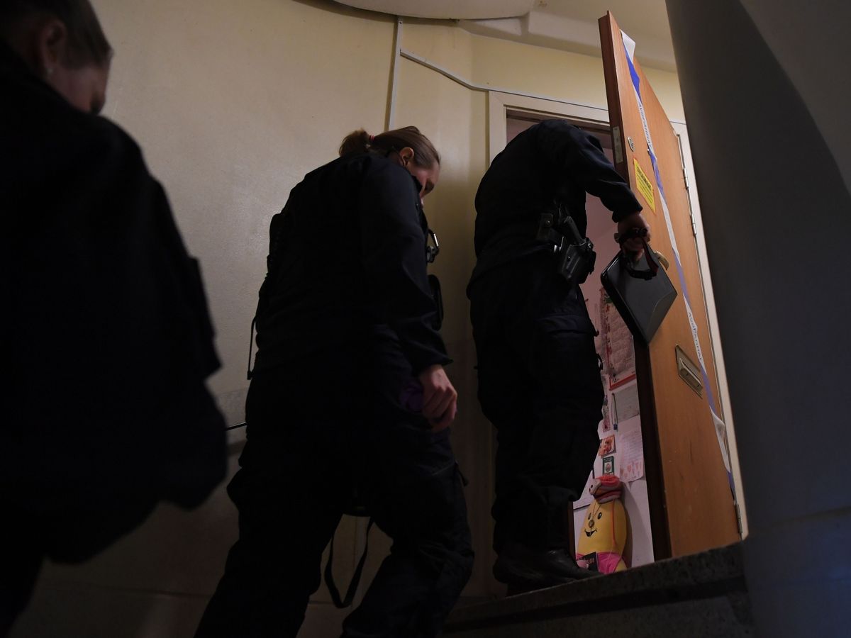 12歲起未出過門！41歲男子被母親「關在家28年」身體狀況讓人心驚　「警方介入」後卻稱媽媽無罪