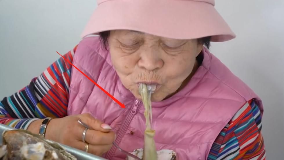 吃播超瘋狂！70歲阿嬤鏡頭前狂吃「10公斤生蠔」　放嘴邊時驚覺「不對勁」網友忙制止：別再吃了