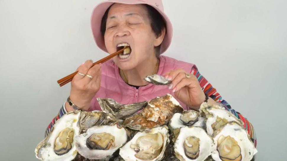 吃播超瘋狂！70歲阿嬤鏡頭前狂吃「10公斤生蠔」　放嘴邊時驚覺「不對勁」網友忙制止：別再吃了