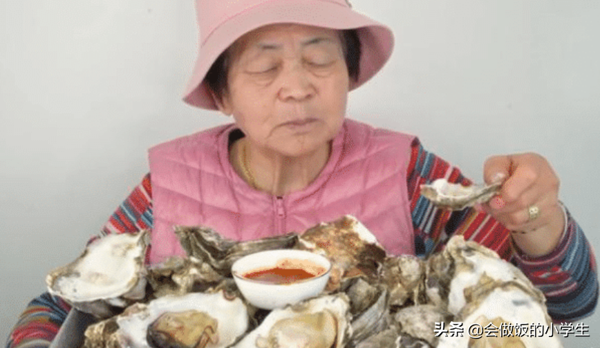 吃播超瘋狂！70歲阿嬤鏡頭前狂吃「10公斤生蠔」　放嘴邊時驚覺「不對勁」網友忙制止：別再吃了