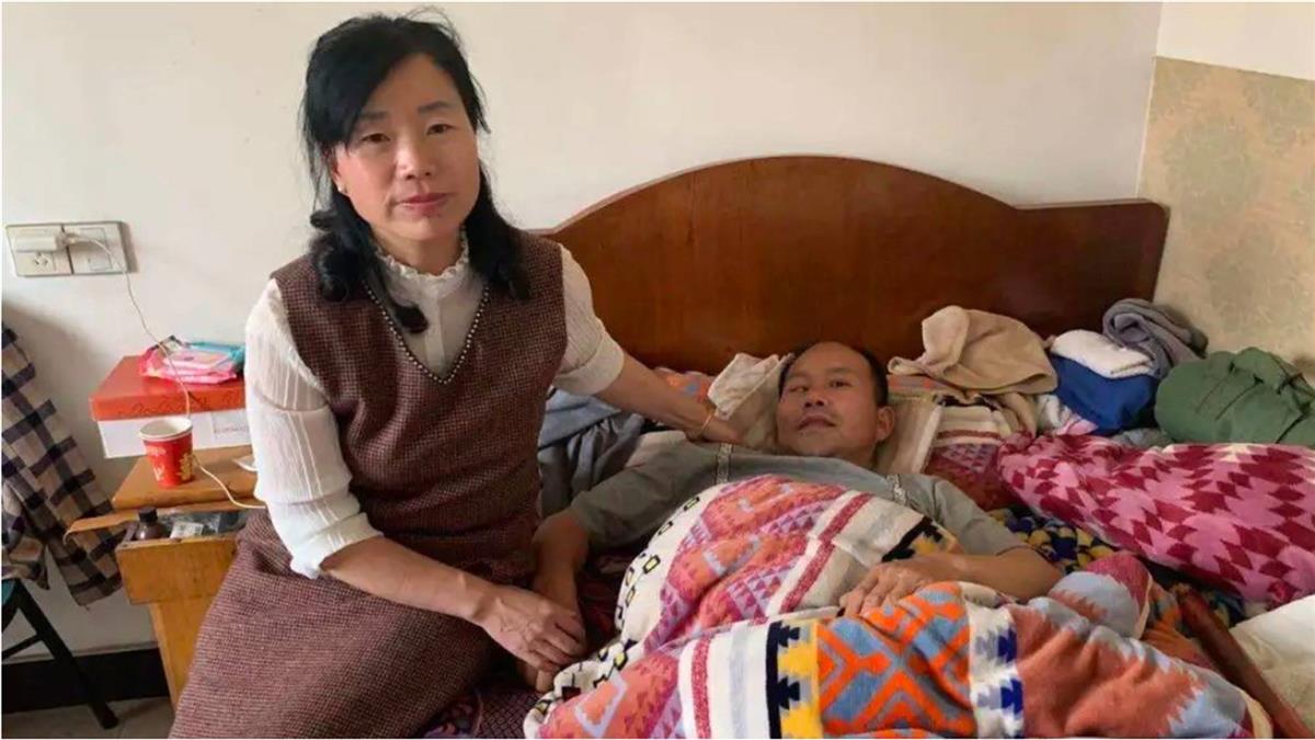 不願拖累妻女！癱夫臥床20年「忍淚逼離婚」求鄰居做媒　妻「堅持帶夫改嫁」公開兩任尪同屋相處