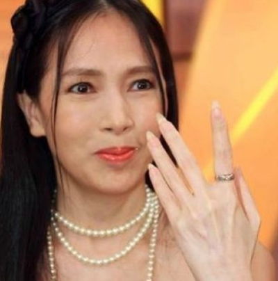 曾揚言包養黎明周潤發！63歲富婆5段婚姻皆悲劇「又攜70億嫁23歲男模」　 晚年凄涼稱「沒錢不配有愛情」