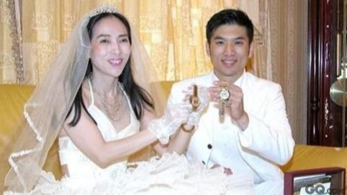 曾揚言包養黎明周潤發！63歲富婆5段婚姻皆悲劇「又攜70億嫁23歲男模」　 晚年凄涼稱「沒錢不配有愛情」