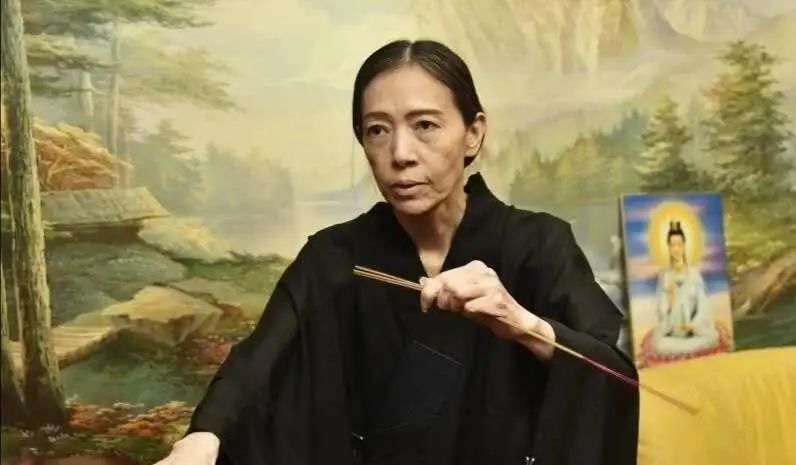 曾揚言包養黎明周潤發！63歲富婆5段婚姻皆悲劇「又攜70億嫁23歲男模」　 晚年凄涼稱「沒錢不配有愛情」