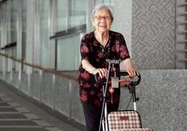 兩女共侍一夫！三人和平共處「長達37年」　64歲中風「兩位夫人悉心照料」母親卻堅持住養老院