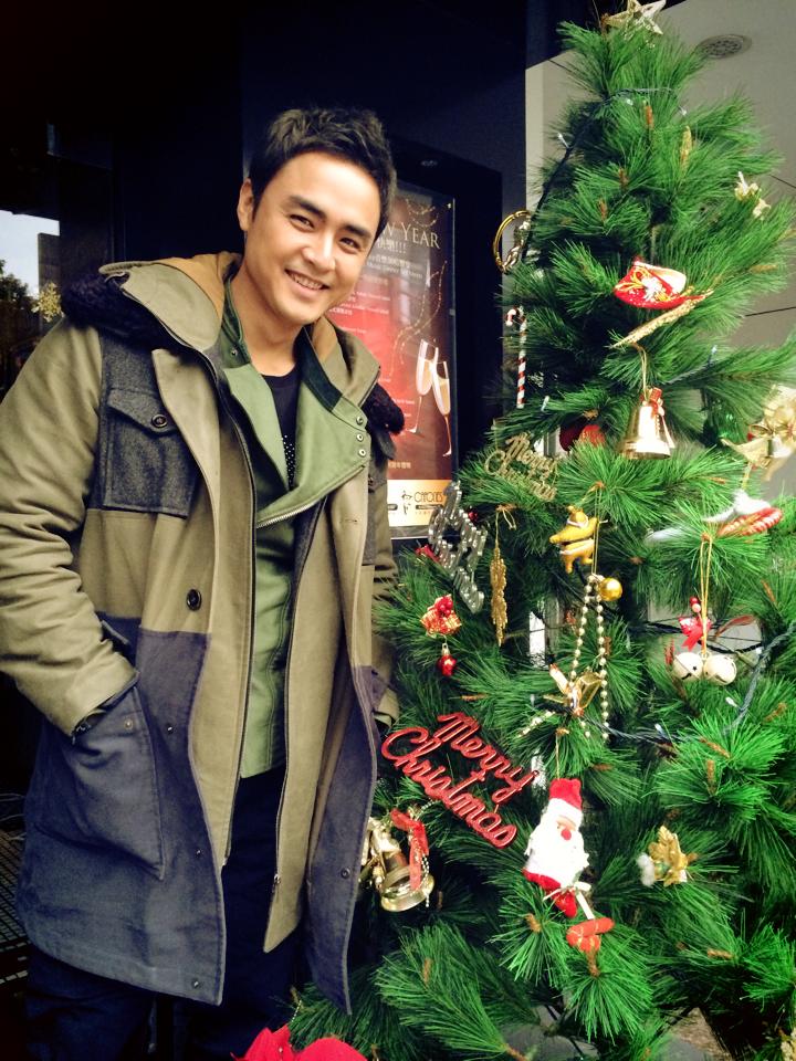 摸手又聞脖!46歲明道「直播緊靠女員工」親密互動曝光 網友嘆「加盟新公司就變了」緊急回應