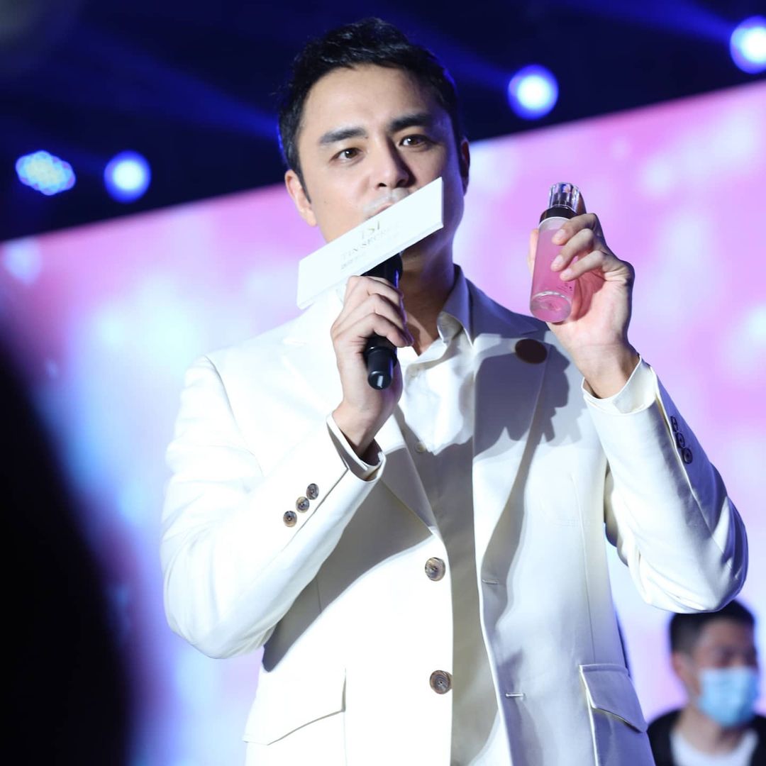 摸手又聞脖!46歲明道「直播緊靠女員工」親密互動曝光 網友嘆「加盟新公司就變了」緊急回應