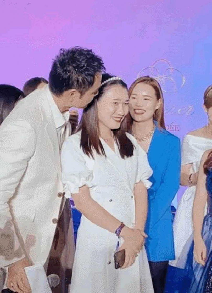 摸手又聞脖!46歲明道「直播緊靠女員工」親密互動曝光 網友嘆「加盟新公司就變了」緊急回應