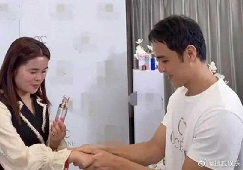 摸手又聞脖!46歲明道「直播緊靠女員工」親密互動曝光 網友嘆「加盟新公司就變了」緊急回應