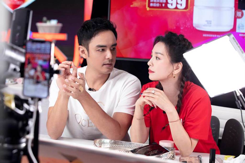 摸手又聞脖!46歲明道「直播緊靠女員工」親密互動曝光 網友嘆「加盟新公司就變了」緊急回應